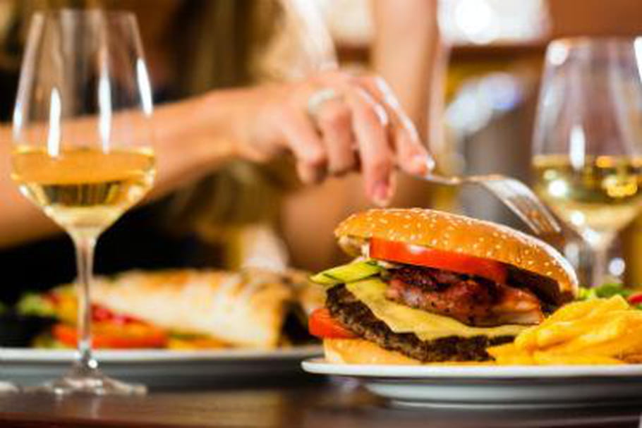 Alcool : un cocktail est aussi calorique qu'un hamburger