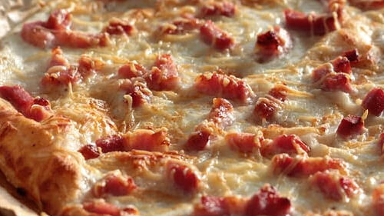 Tarte fine rapide aux lardons, fromage blanc et gruyère