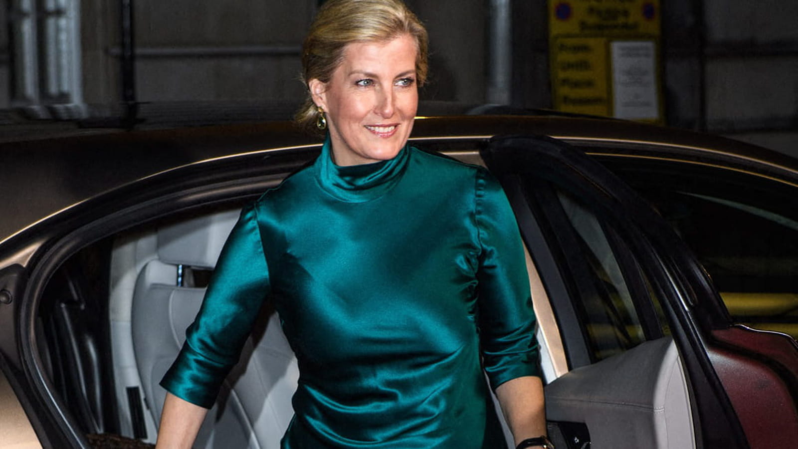 Sophie d'Edimbourg en robe satinée couleur vert canard 