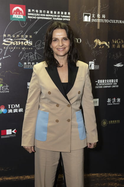 Juliette Binoche en blazer tricolore et pantalon de costume beige