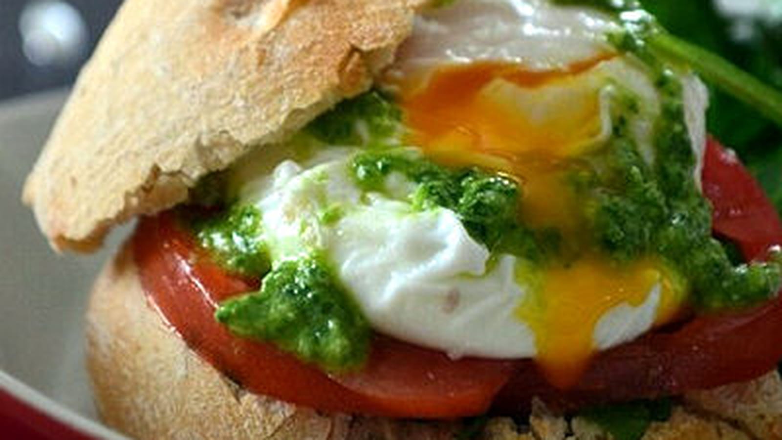 Sandwichs au pesto d'oseille et aux oeufs pochés