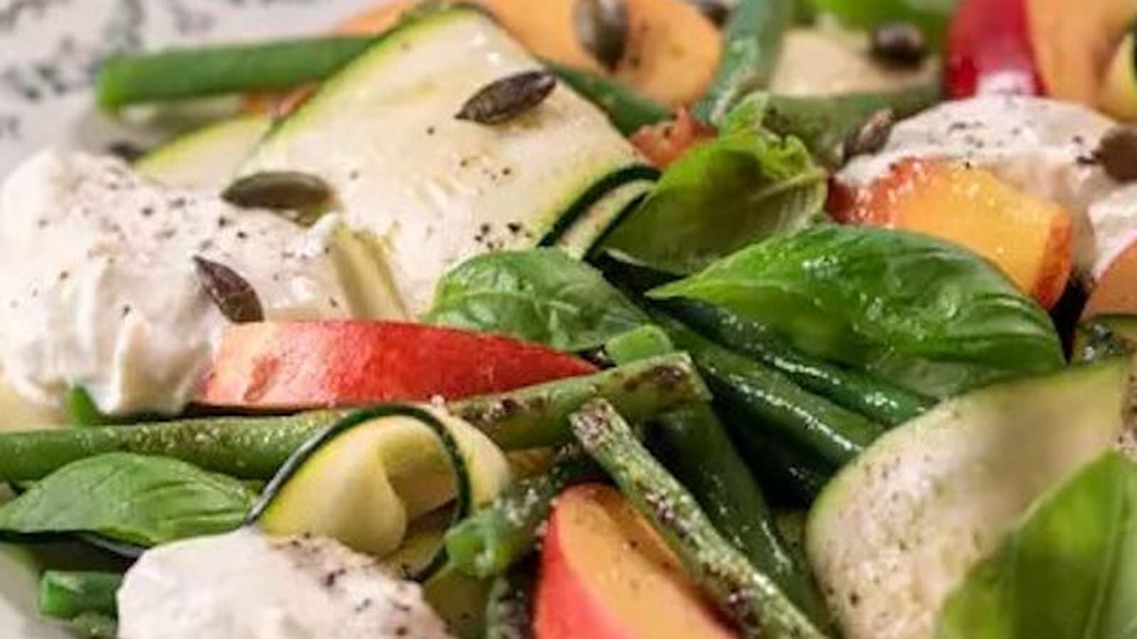 Salade de courgettes, haricots verts grillés, nectarine et ricotta