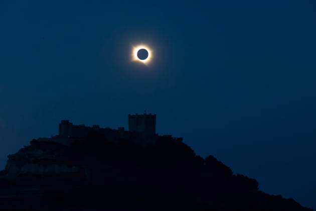 Une image irréelle en Espagne : la Lune plonge un château médiéval dans le noir