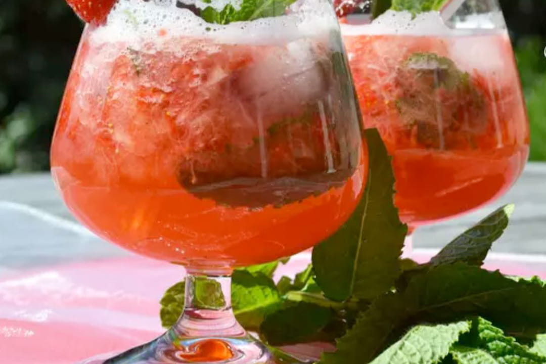 Cocktail vodkatonic à la fraise et à la menthe