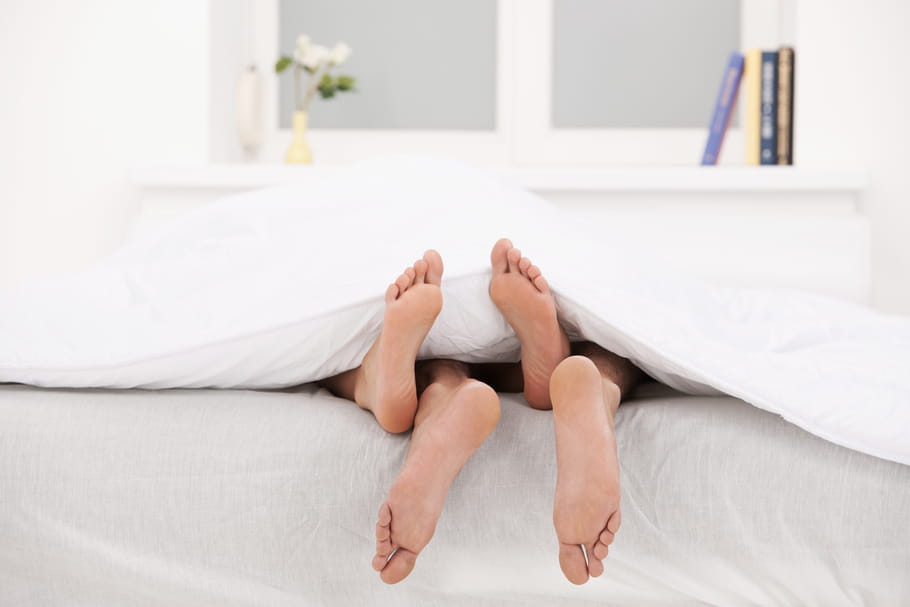 Comment prendre son pied dans un (simple) lit ?
