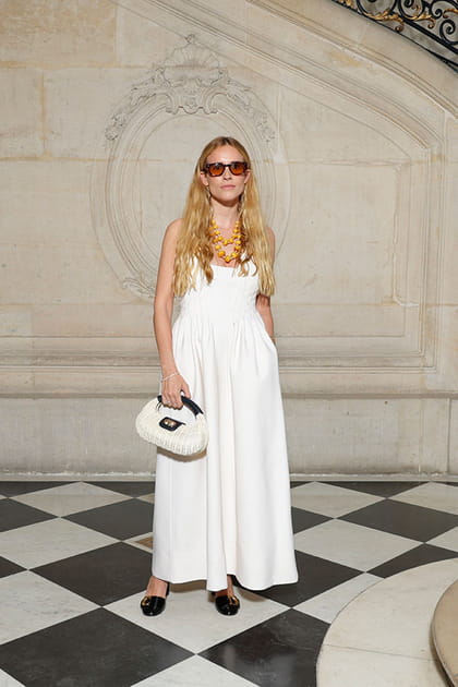 Blanca Miro en robe blanche au défilé Dior haute couture automne-hiver 2023-2024