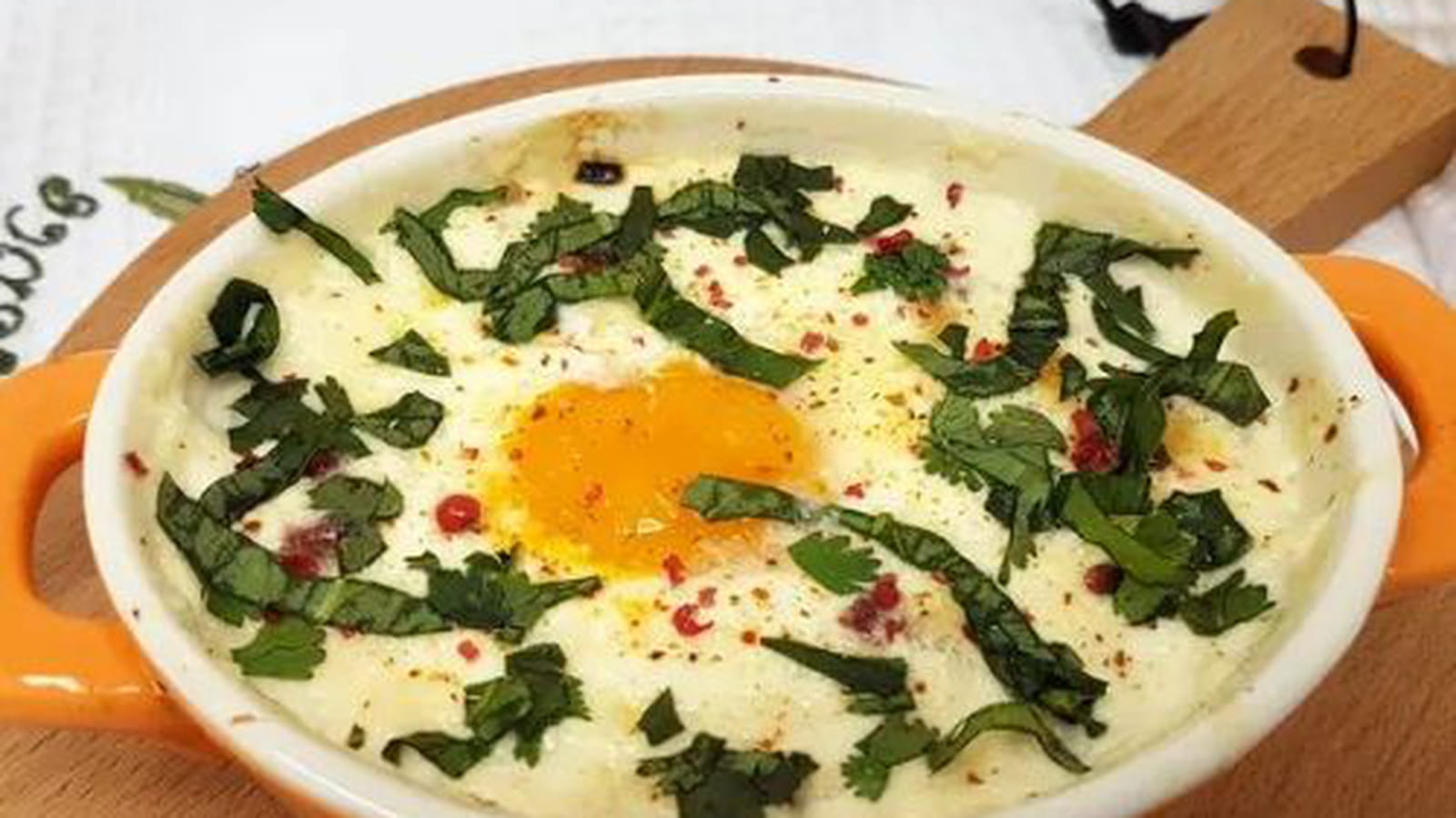 Oeuf cocotte chèvre et échalotes