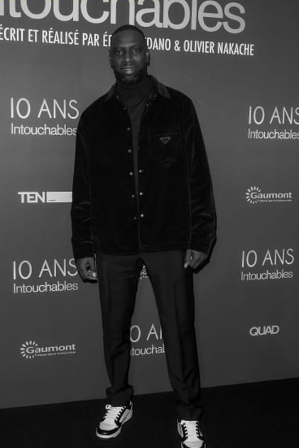 Omar Sy en col roulé noir et veste en daim