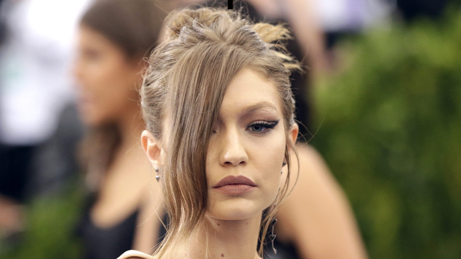Le chignon destroy de Gigi Hadid
