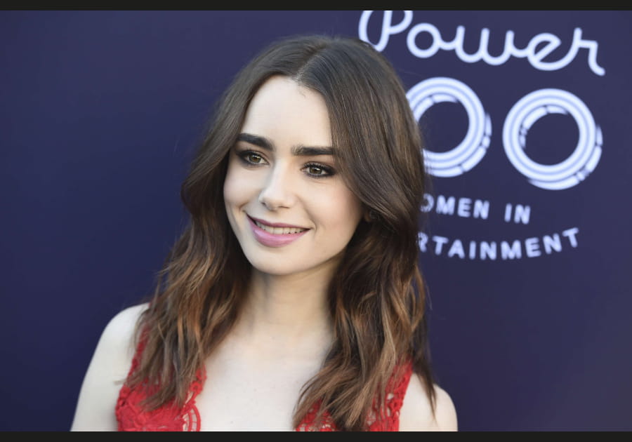 Lily Collins, discr&egrave;te avec son ras de cils ardoise