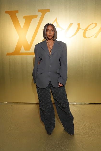 Kelly Rowland en blazer gris et pantalon large &agrave; monogramme