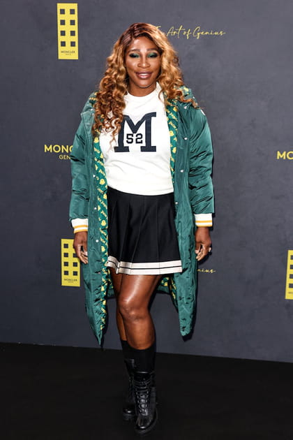 Serena Williams en veste longue matelass&eacute;e et jupe &eacute;coli&egrave;re au d&eacute;fil&eacute; Moncler Genius