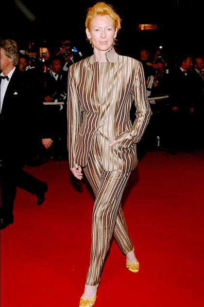 Tilda Swinton en costume pantalon doré