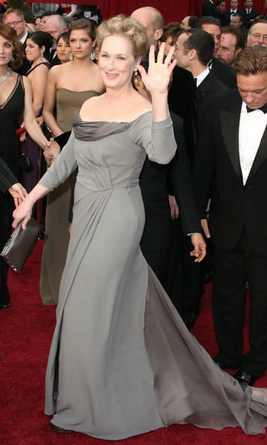 Meryl Streep en robe longue grise &agrave; encolure bateau Alberta Ferretti