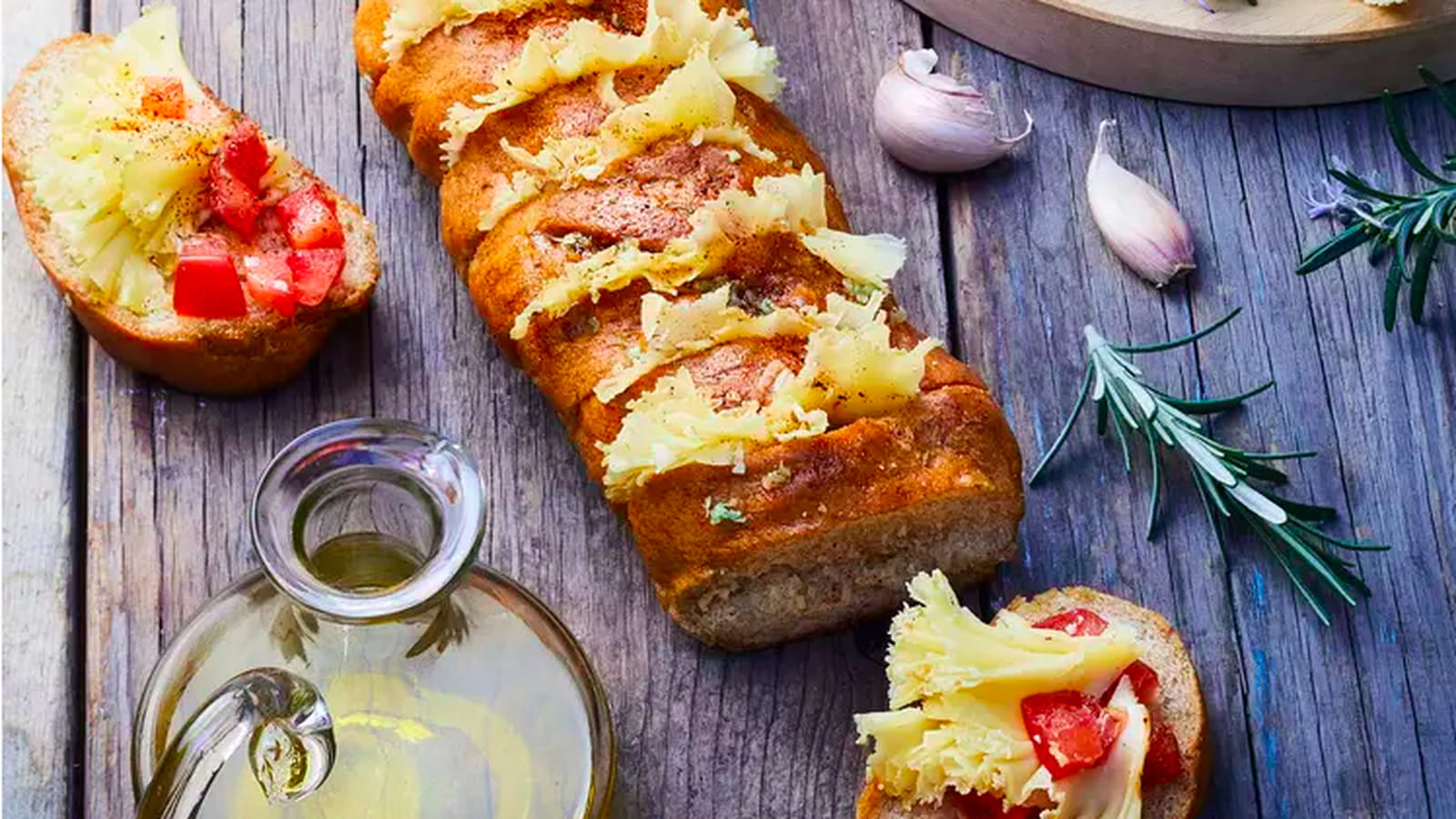 Toasts de pain à l’ail, tartare de tomates et Tête de moine AOP