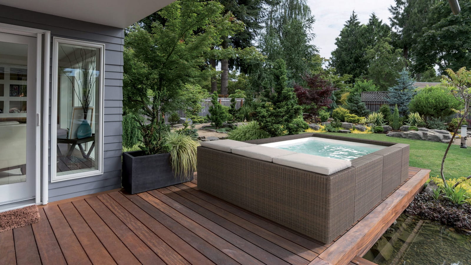 Une piscine carrée hors sol