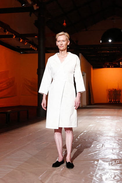 Tilda Swinton en robe blanche