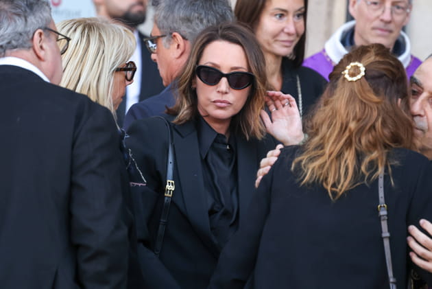 Laura Smet au milieu des invit&eacute;s, aux obs&egrave;ques de sa m&egrave;re Nathalie Baye