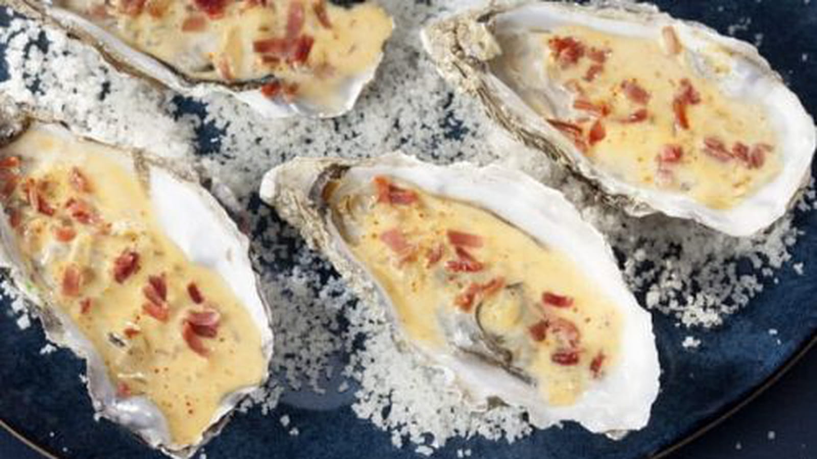 Huîtres chaudes au jambon de Bayonne, crème mousseuse au piment d’Espelette