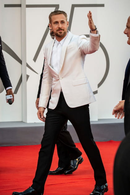 Ryan Gosling en costume noir et blanc