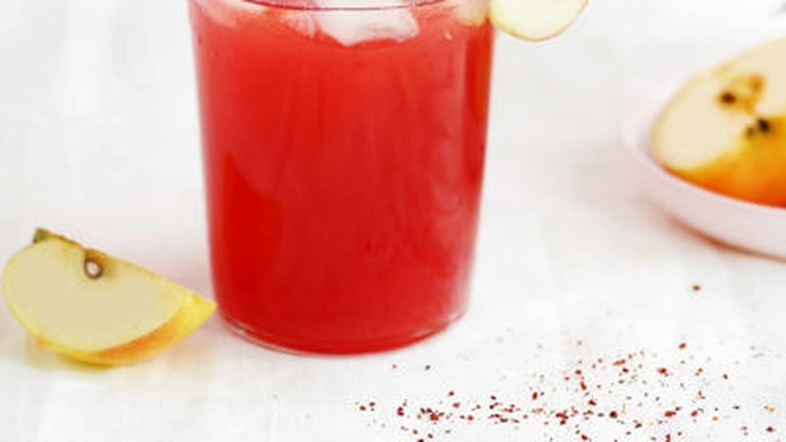 Cocktail spicy apple au Calvados, Amaretto, cranberry et pomme