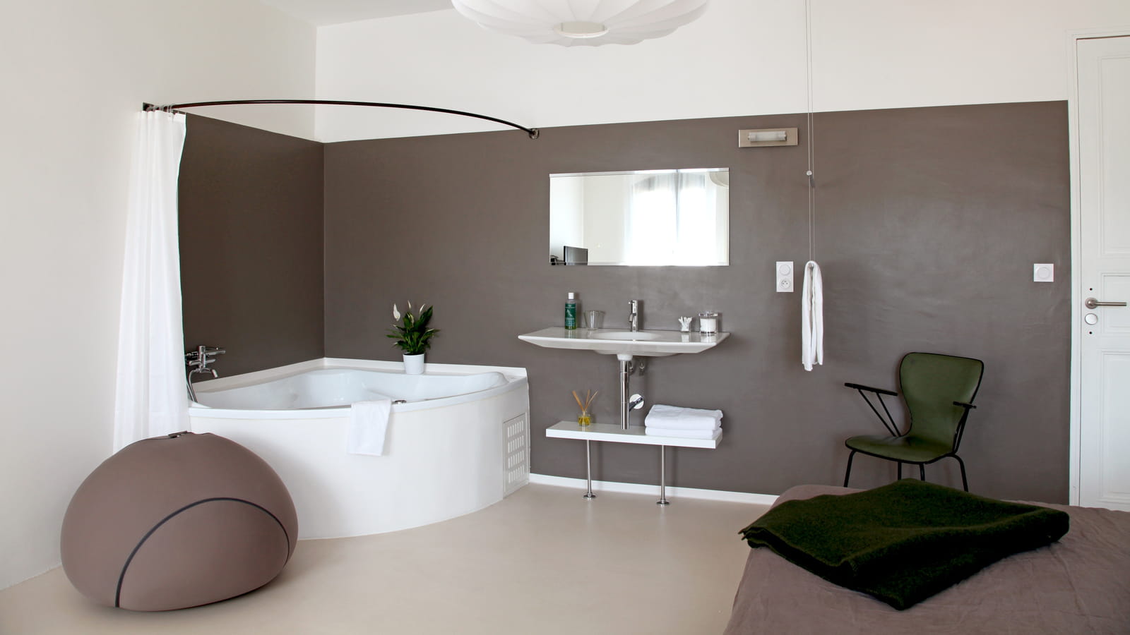 Salle de bains couleur taupe