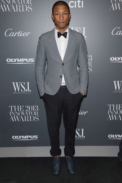 Pharrell Williams en pantalon noir et veste de blazer grise