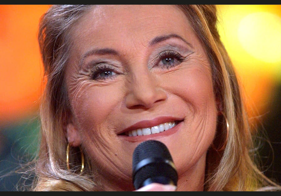 Sheila, audacieuse avec son cat eye gris