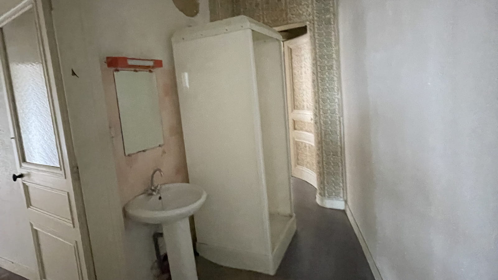 Salle d'eau avant