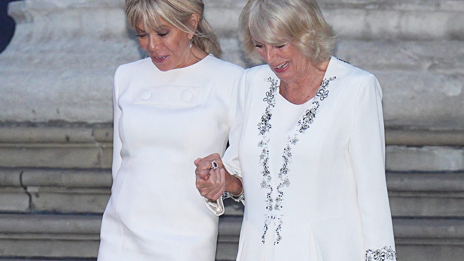 Brigitte Macron et la reine Camilla s'accordent en total look blanc, Céline Dion subjugue Paris dans une robe en cuir...