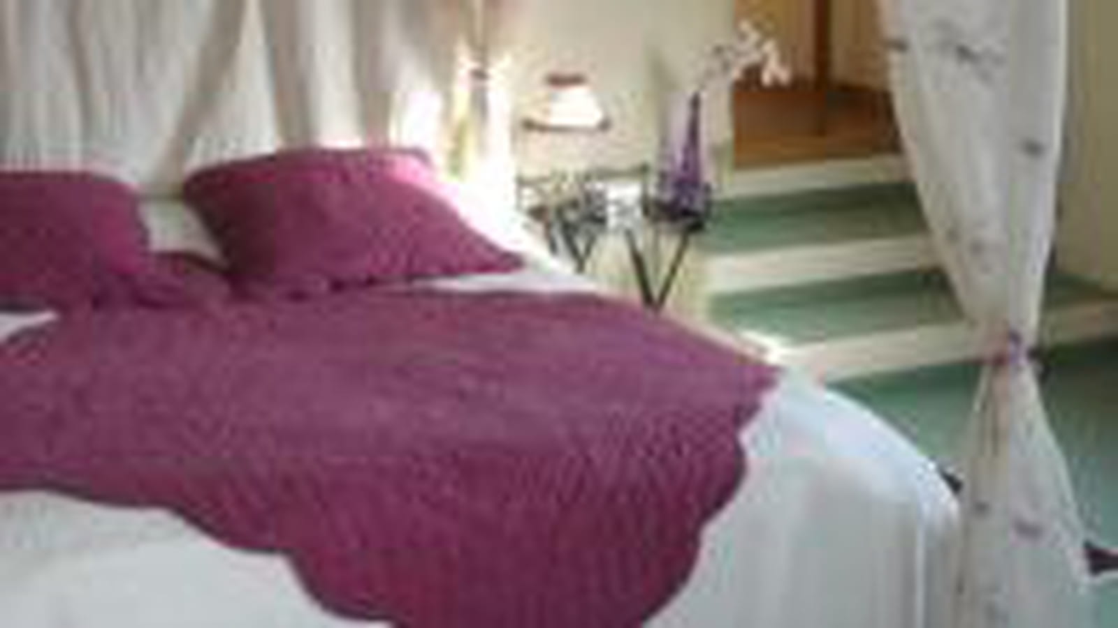 Chambre romantique blanche et prune