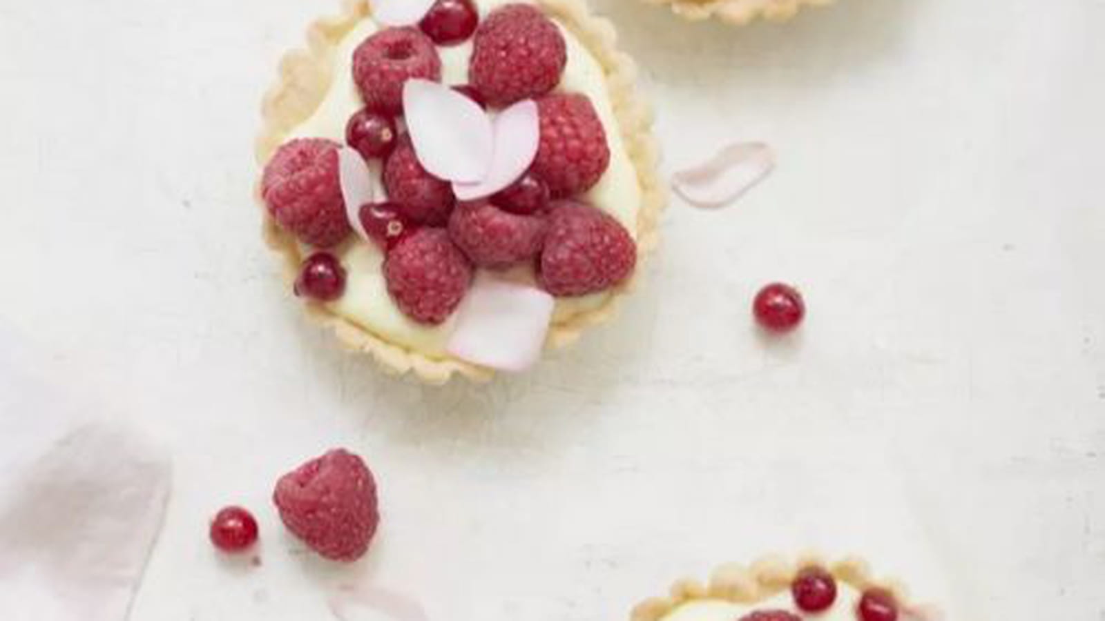 Tartelettes aux framboises et groseilles et sa crème pâtissière à la rose