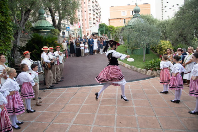 La famille princière accueillie avec des danses folkloriques