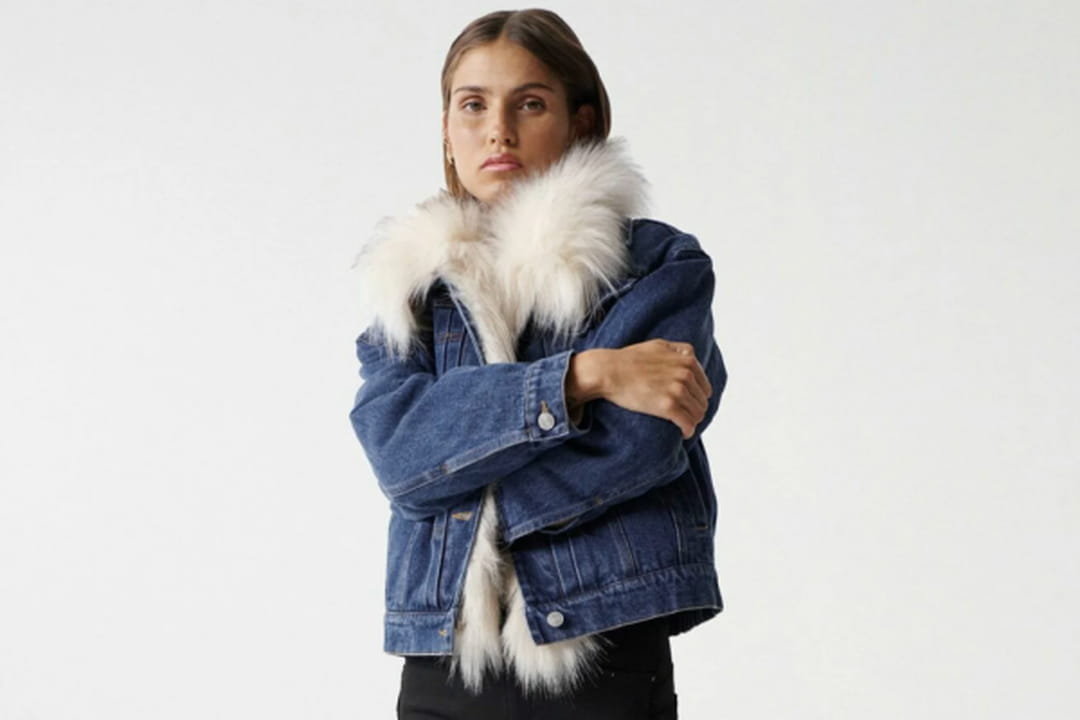 Veste en fausse fourrure et jean