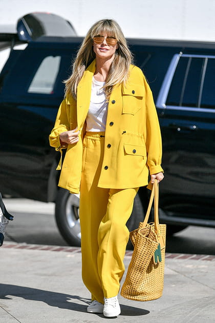 Heidi Klum en veste oversize jaune et pantalon assorti