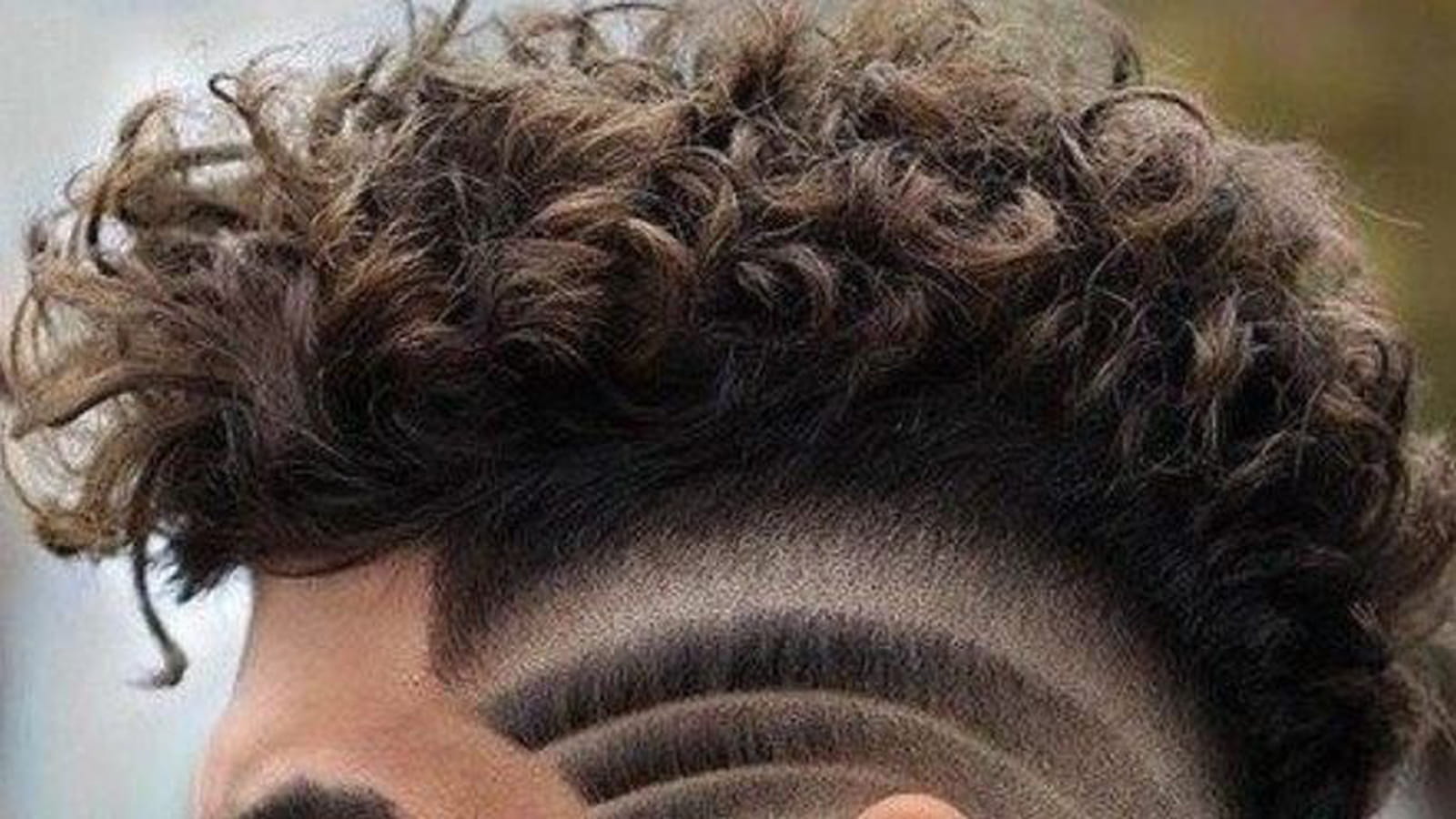 Cheveux bouclés avec traits