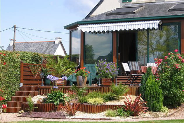 Une terrasse en bois qui a de la classe