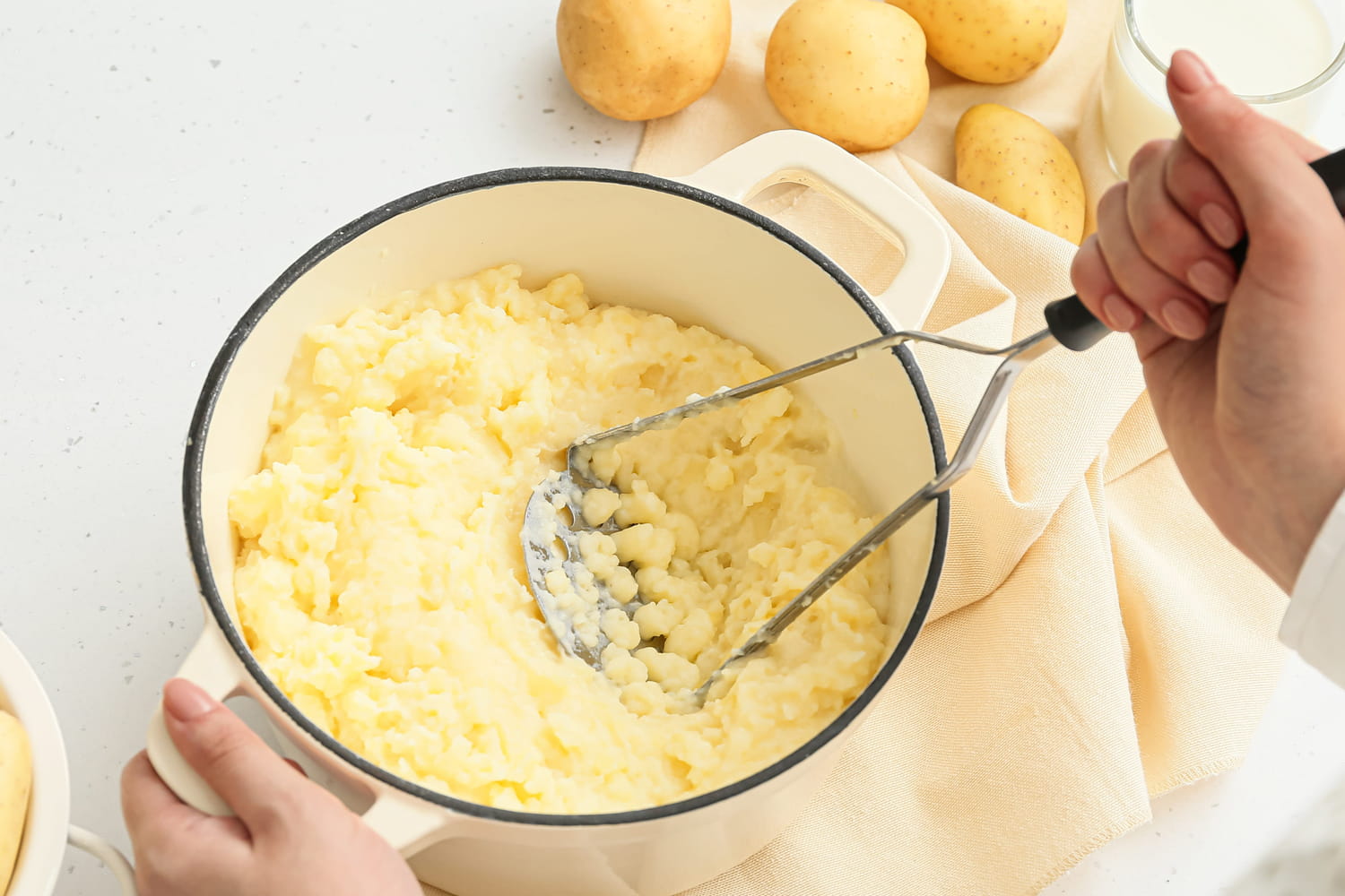 Ce geste 2-en-1 fait gagner un temps précieux quand on prépare une purée de pommes de terre maison