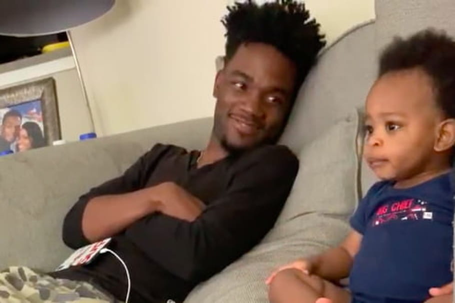 En grande conversation, ce bébé et son papa font le buzz