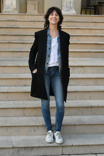 Charlotte Gainsbourg en look denim et baskets