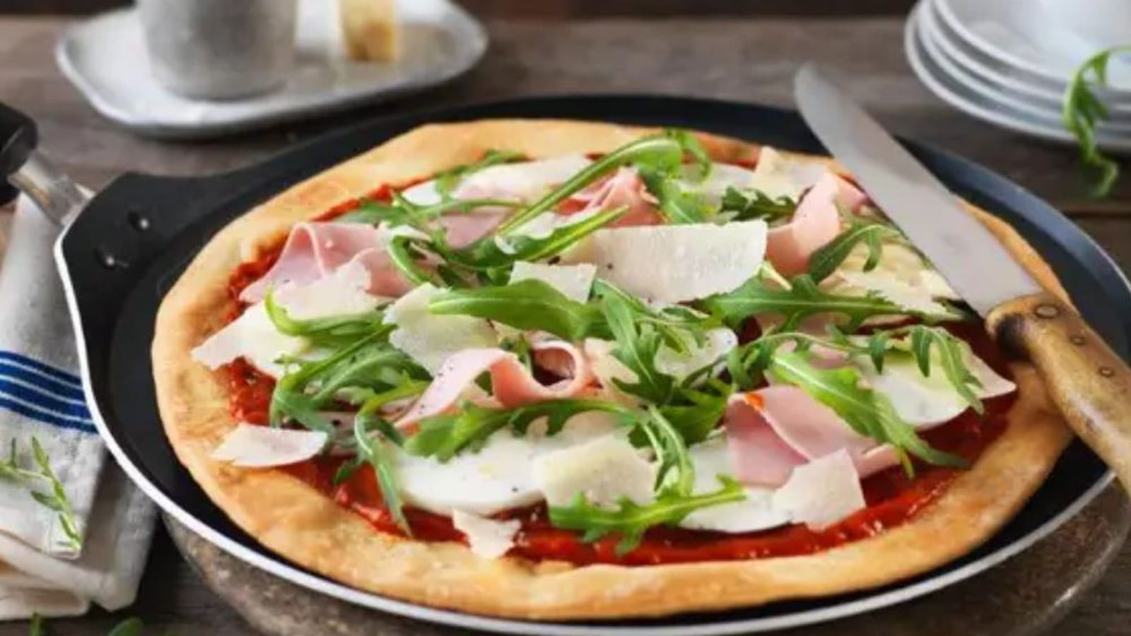 Pizza au jambon, roquette à la poêle