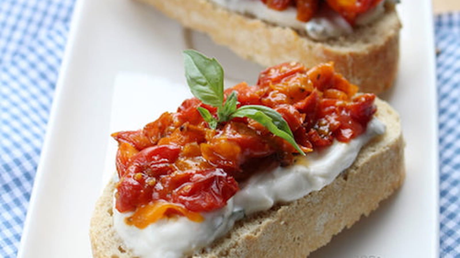 Bruschetta à la ricotta-basilic et compotée de tomates