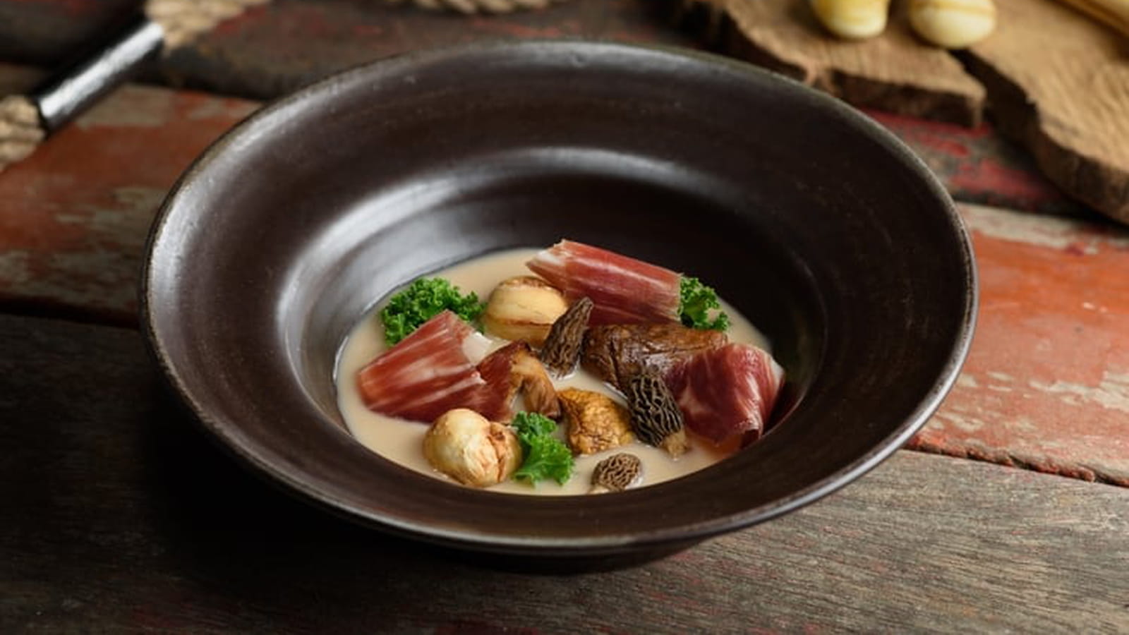 Soupe aux châtaignes, champignons, chou frisé kale et jambon ibérico Cinco Jotas