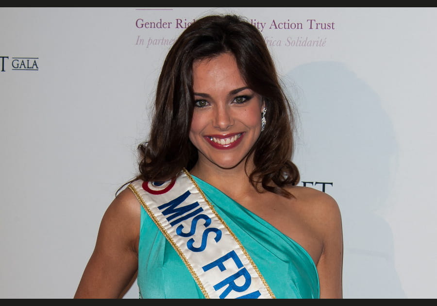 Marine Lorphelin, sexy avec ses cheveux boucl&eacute;s