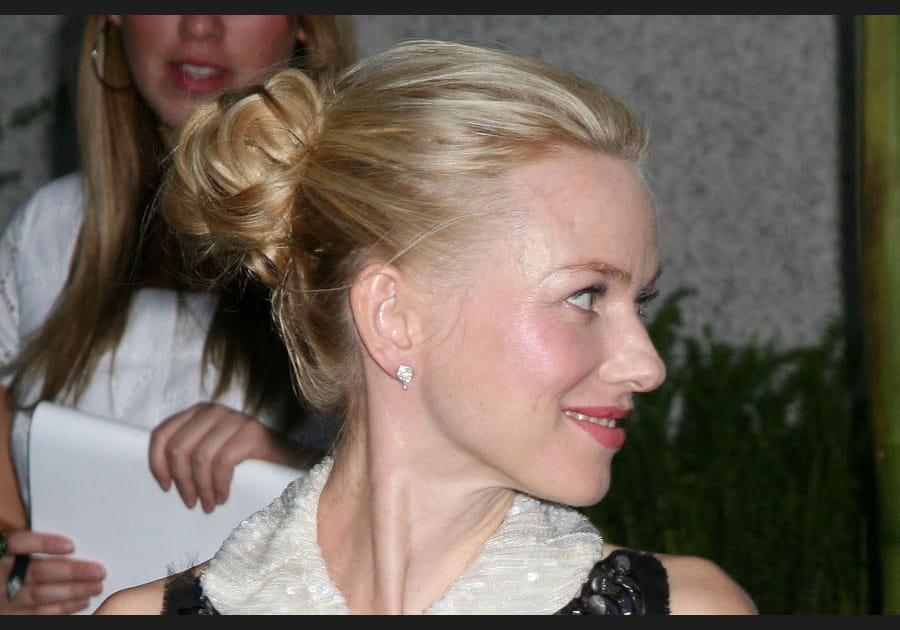 Naomi Watts, stup&eacute;fiante avec un chignon flou