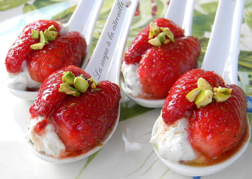 Bouchées de Fourme d'Ambert et salade de fraises