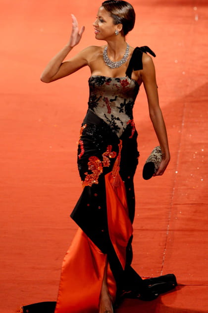 No&eacute;mie Lenoir en robe longue bustier &agrave; strass