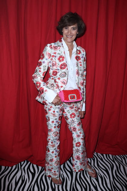 Ines de la Fressange en tailleur fleuri et chemise blanche