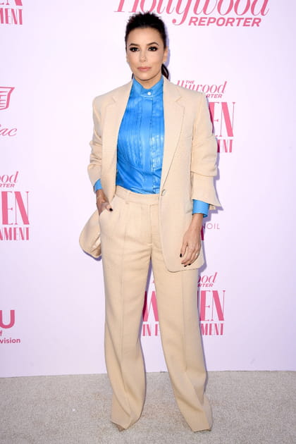 Eva Longoria en blouse bleue satinée et costume écru