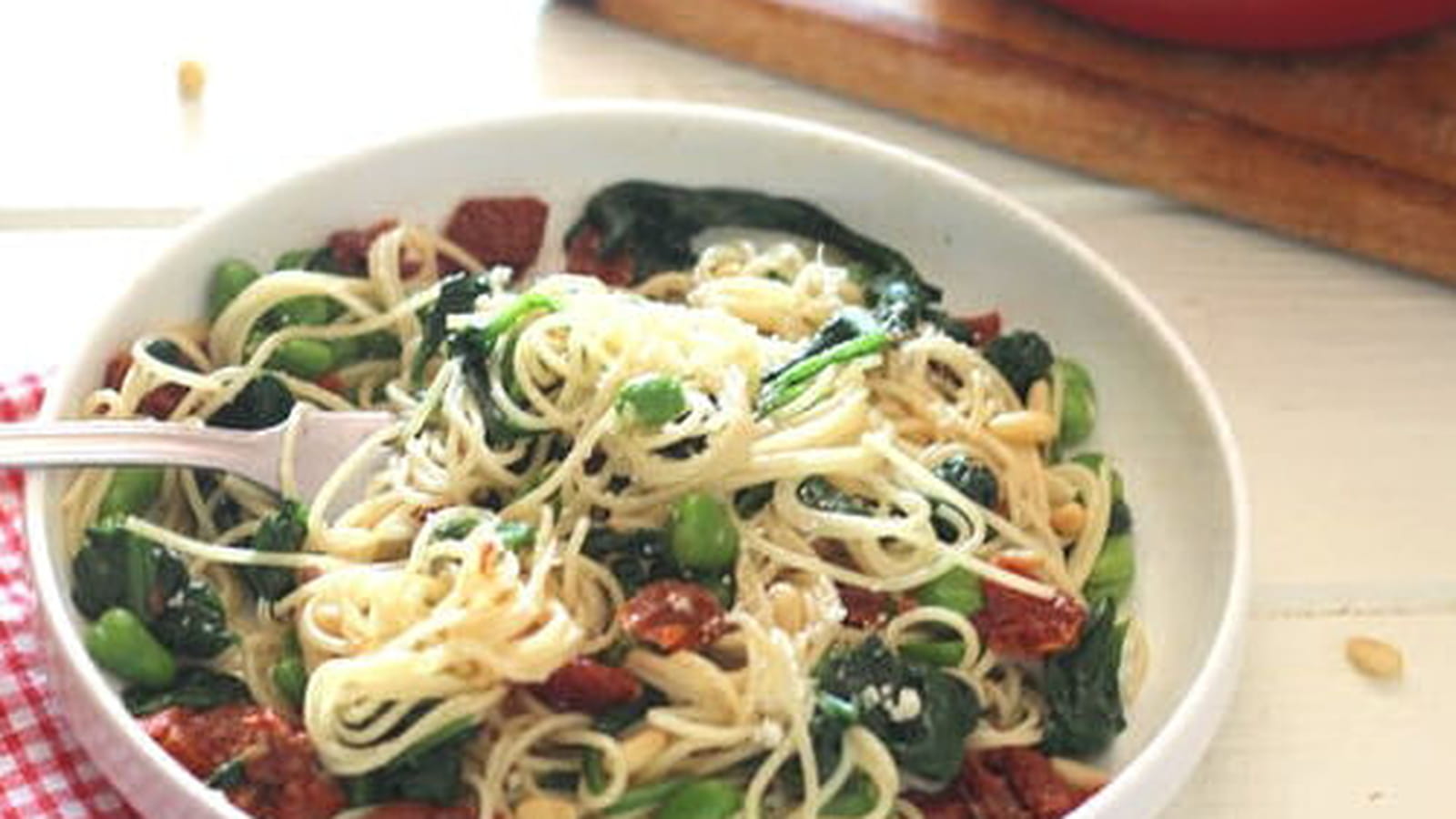 Spaghetti aux épinards, fèves et tomates séchées